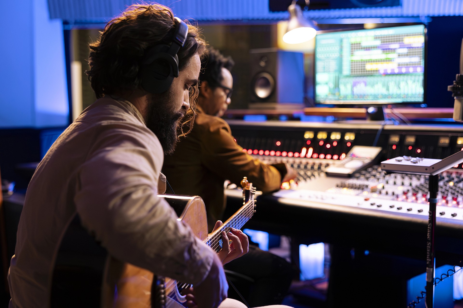 den eigenen Song im Tonstudio aufnehmen lassen, Studio-Aufnahme vom eigenen Lied erstellen lassen, Dance-Hit produzieren lassen, EDM-Track einsingen